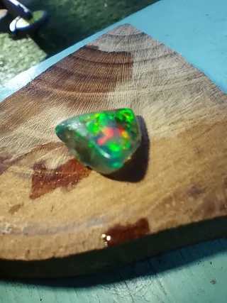 Ópalo negro irregular pulido