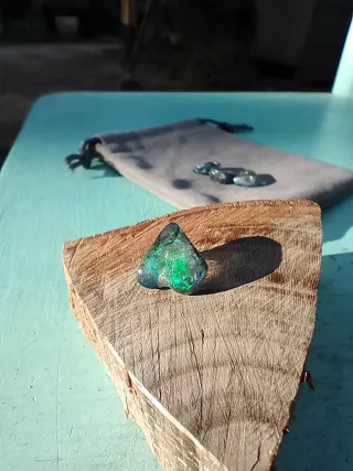 Ópalo negro irregular pulido