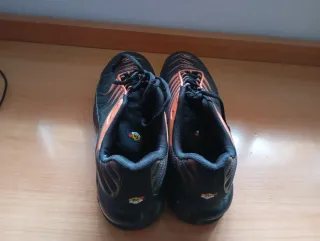 Zapatillas Hombre Negras y Naranjas