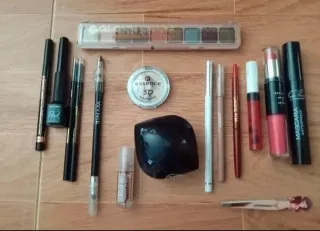 Lote maquillaje 16 artículos  Incluye base 24h