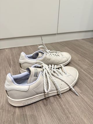 Zapatillas Adidas Stan Smith grises y blancas