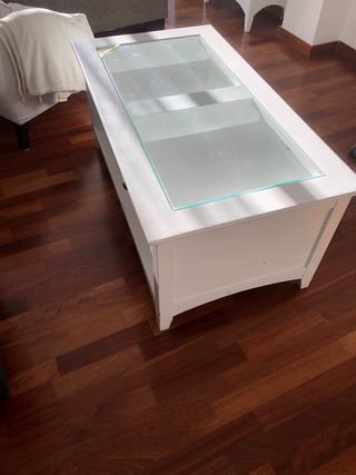 Mesa de madera maciza con tiradores Zara Home