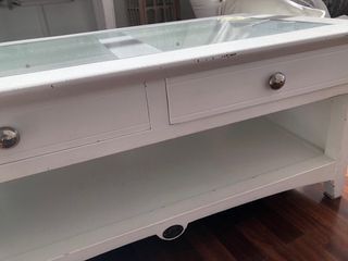 Mesa de madera maciza con tiradores Zara Home