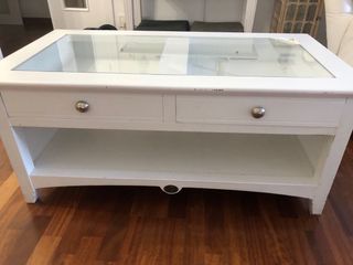 Mesa de madera maciza con tiradores Zara Home