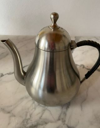 Teiera in ceramica bianca con dettagli oro