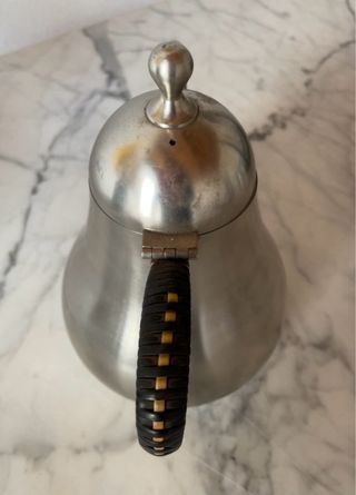 Teiera in ceramica bianca con dettagli oro