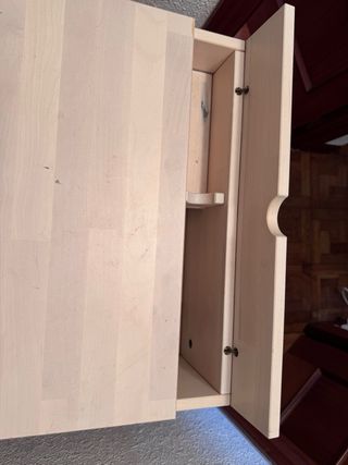 Escritorio de madera con 2 cajones y estante