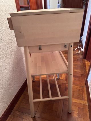 Escritorio de madera con 2 cajones y estante