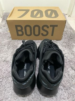 Zapatillas Adidas Yeezy 700 V3 Triple negro