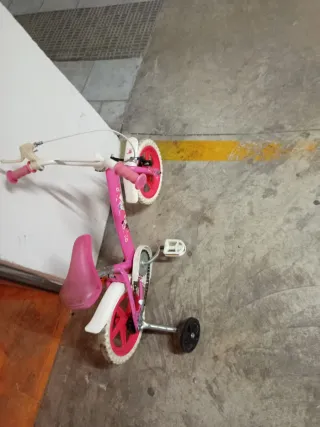 Bicicleta infantil rosa con ruedines