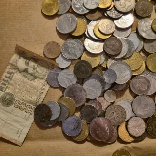 Lotto monete mondo 1,01 kg + 1 banconota