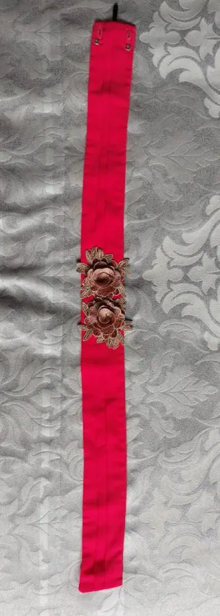 Vestido rojo con flecos y flores