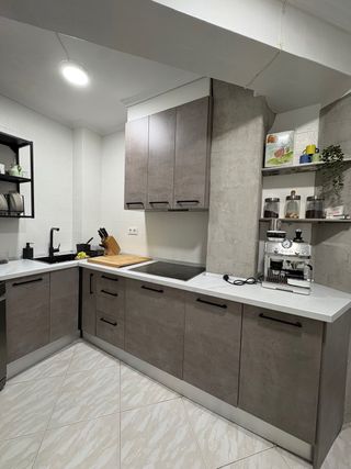Cocina modular gris y blanca