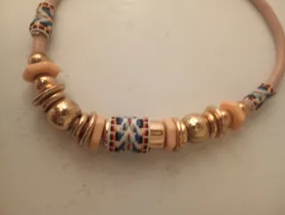 Collar bisutería con piedras rosas y plateadas