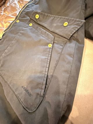 Parka Elvine negra con capucha