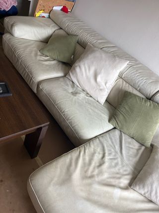 Sofá de cuero blanco con chaise longue