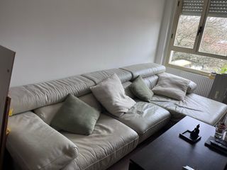 Sofá de cuero blanco con chaise longue