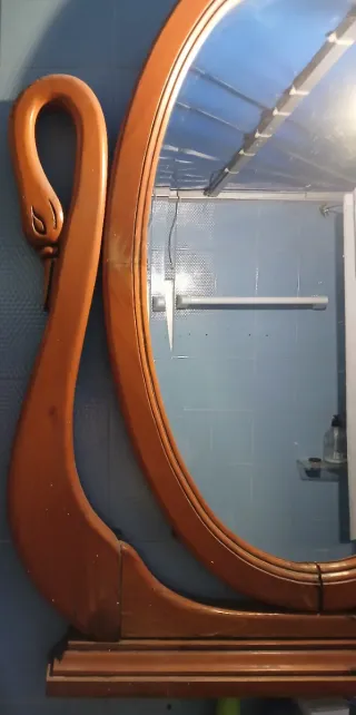 Espejo de madera ovalado con cisnes