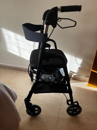 Caminador con asiento y cesta.