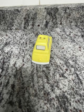 Coche de juguete amarillo