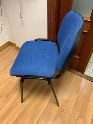 Silla azul de tela y metal