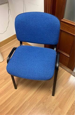 Silla azul de tela y metal