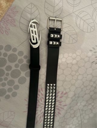 2 cinturones negros con detalles plateados