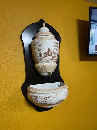 Fuente de pared cerámica decorada