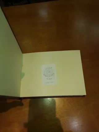 Álbum de fotos elegante con detalle plateado