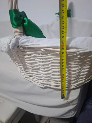 Cesta de mimbre blanca con asa