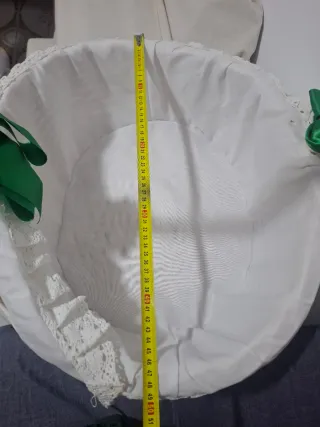 Cesta de mimbre blanca con asa