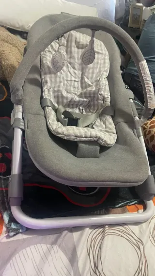 Carrito de bebé y mecedora