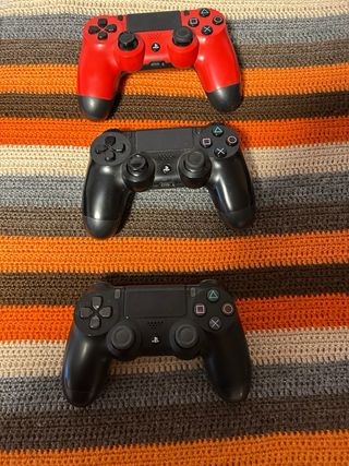 PS4 (PlayStation 4) Negra + 3 Juegos