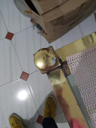 Mesa auxiliar latón y cristal