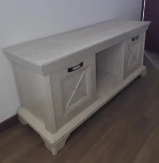 Mueble TV salón blanco roto. 2 puertas laterales.