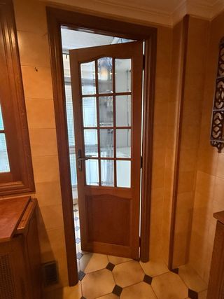 Lote 8 puertas de madera maciza y con cristal