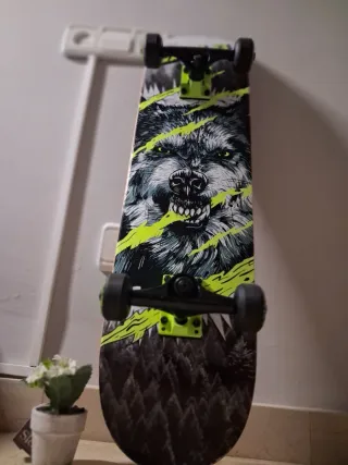 Skate con diseño de lobo feroz