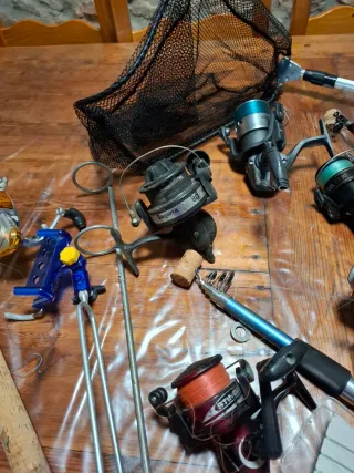 Lote de pesca: carretes, salabre y soporte.TODO
