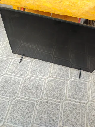 Televisor Negro con Pantalla Rota 55"