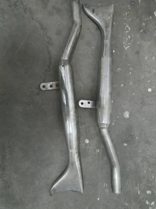 Escapes de moto, tipo cola de pez. Están usados