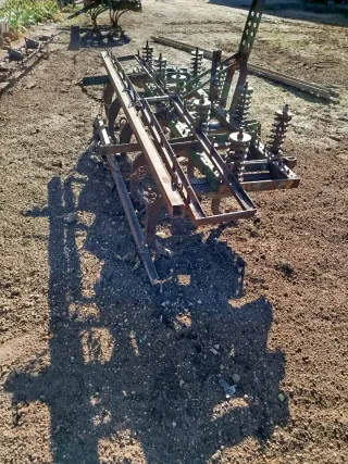 Arado de puntas con resortes