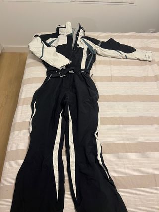 Mono de esquí negro y blanco