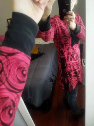 Abrigo alternativo rojo y negro