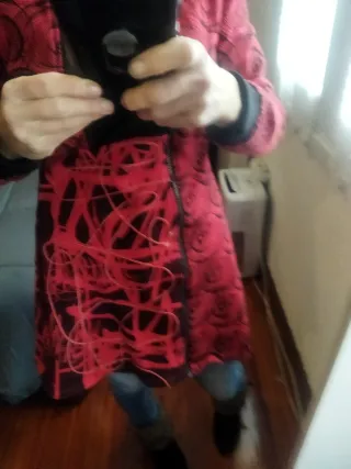 Abrigo alternativo rojo y negro