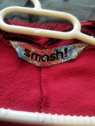 Abrigo alternativo rojo y negro