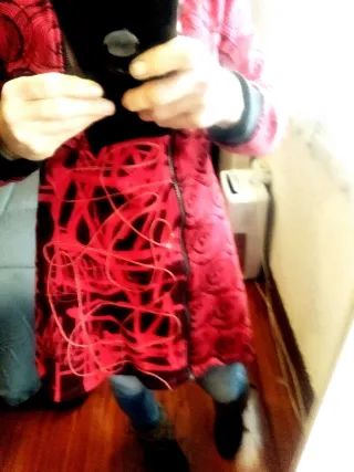 Abrigo alternativo rojo y negro