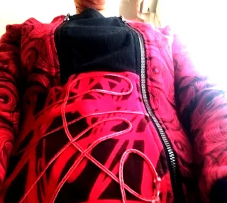 Abrigo alternativo rojo y negro