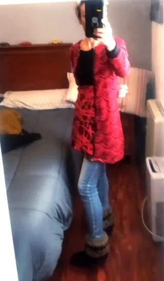 Abrigo alternativo rojo y negro