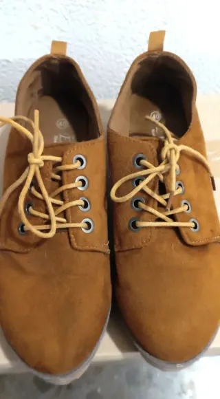 Zapatos con cordones marrones