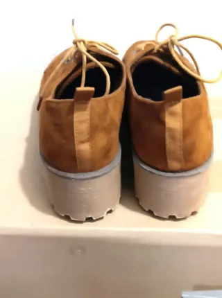 Zapatos con cordones marrones